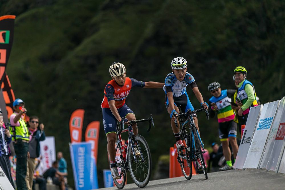 Chun Kai Feng helps a rider at the Taiwan KOM Challenge