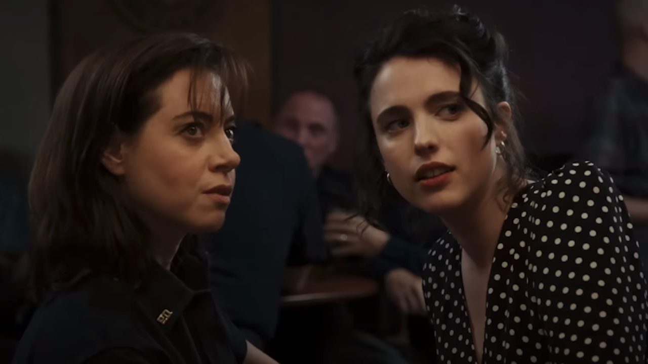 Aubrey Plaza and Margaret Qualley looking to the side at the same time in Honey Don't