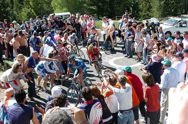 Paolo Savoldelli and Juan Manuel Garate get through the throngs of fans heading to Aprica