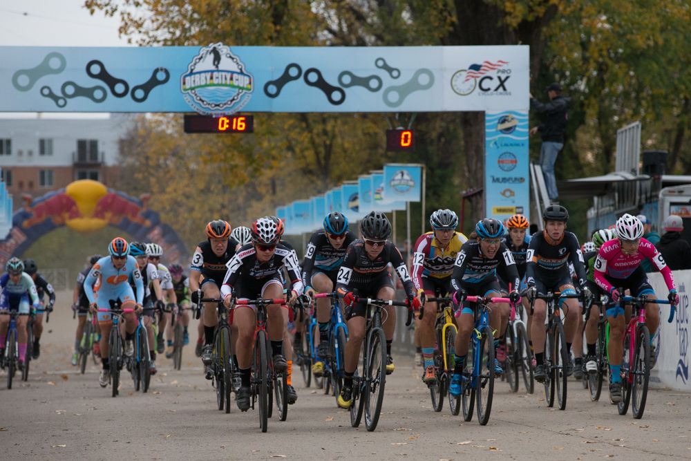 The Elite Women&rsquo;s race charges through the start in the late afternoon