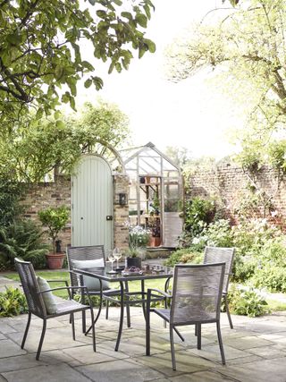 Modern garden ideas: rope outdoor dining set
