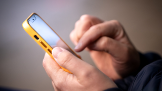 Quelqu'un tenant un iphone dans les mains