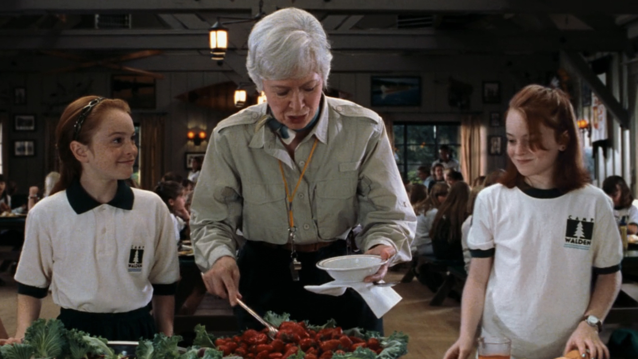 Marva Kulp Sr. (Polly Holliday) talks to Annie and Hallie (Lindsay Lohan) in The Parent Trap