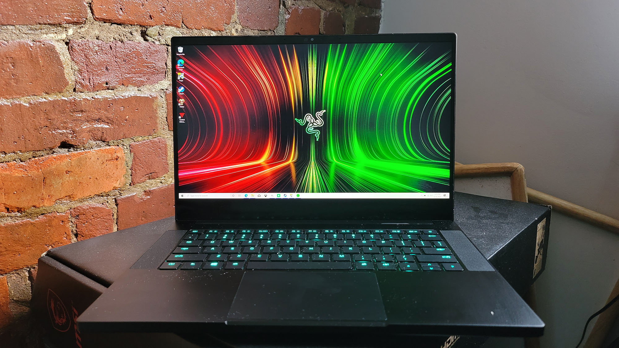 R Λ Z Ξ R on X: Give your desktop a fresh look with the 'Razer Fusion',  our official Razer Blade 14” wallpaper that sports a design that unites red  and green