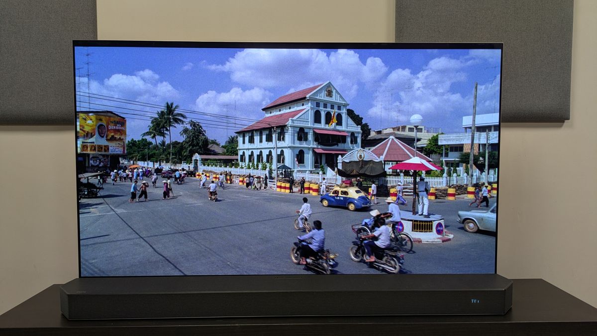 Bullet In The Head 4K Blu-ray on LG G5 showing a brightly colored building in Saigon