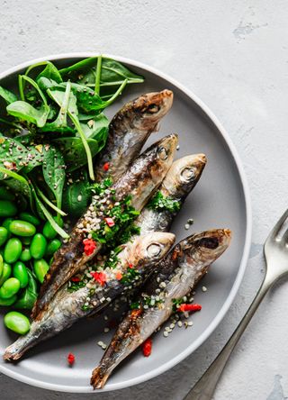 Spicy grilled mackerel with green salad and veg