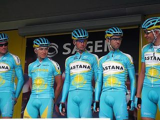 The entire Astana team on the podium at the sign.
