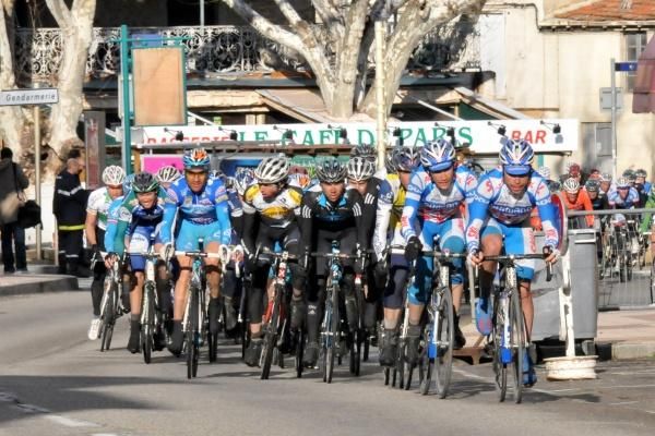 Skil-Shimano riders at the head of affairs on the third of four finishing circuits.