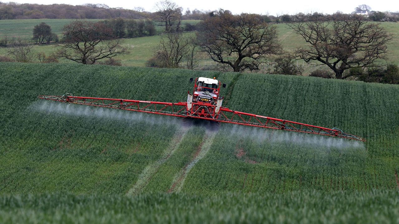 Spreading fertiliser on crops