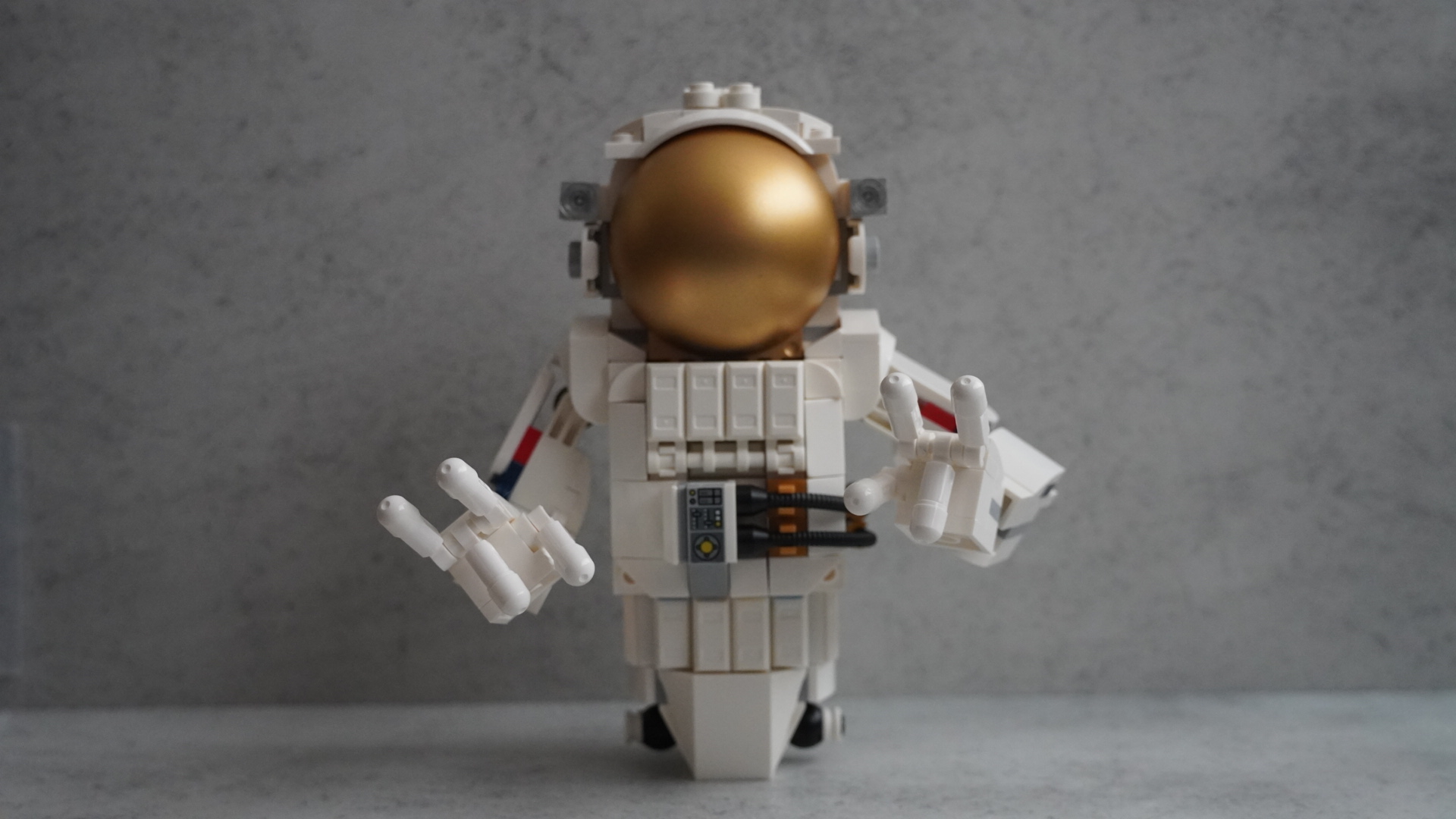 The building process of Lego Creator 3-in-1 Space Astronaut