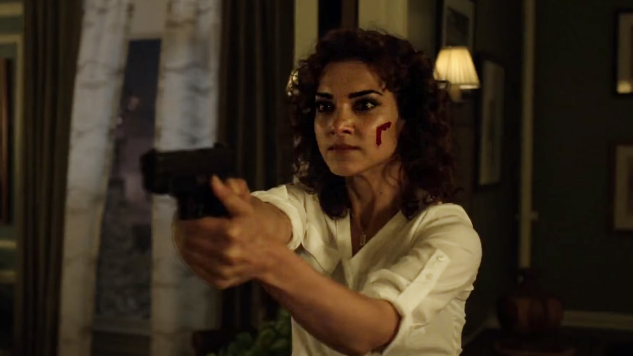 『パニッシャー』シーズン2の戦闘シーンで、胸像と打撲傷を負ったピストルを持ったダイナ・マダニ（レヴァ）がビリー・ルッソに近づく。