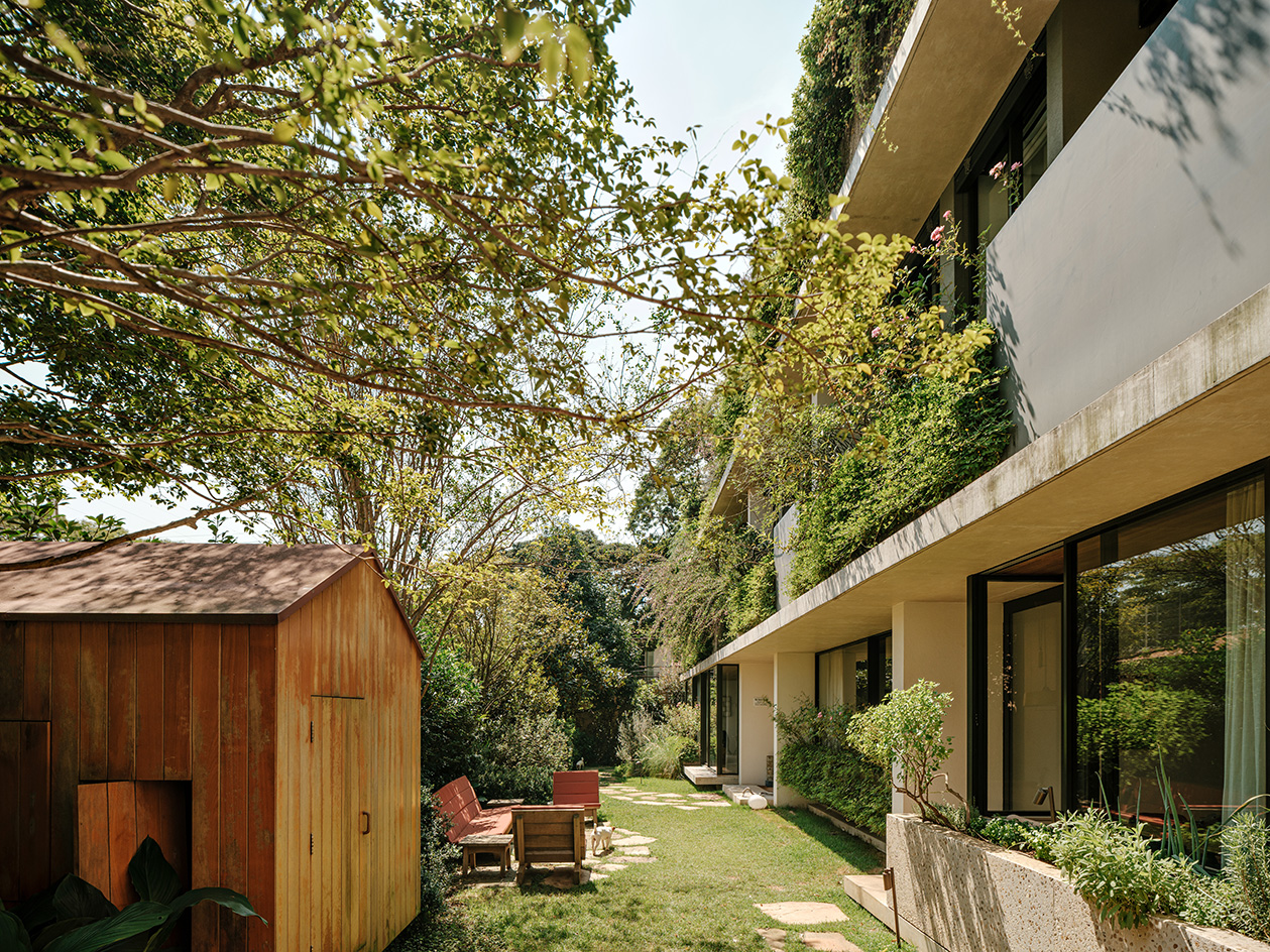 111 House _ Rodrigo Oliveira _ Isay Weinfeld, a brazilian house engulfed in greenery on all levels, nature takes over