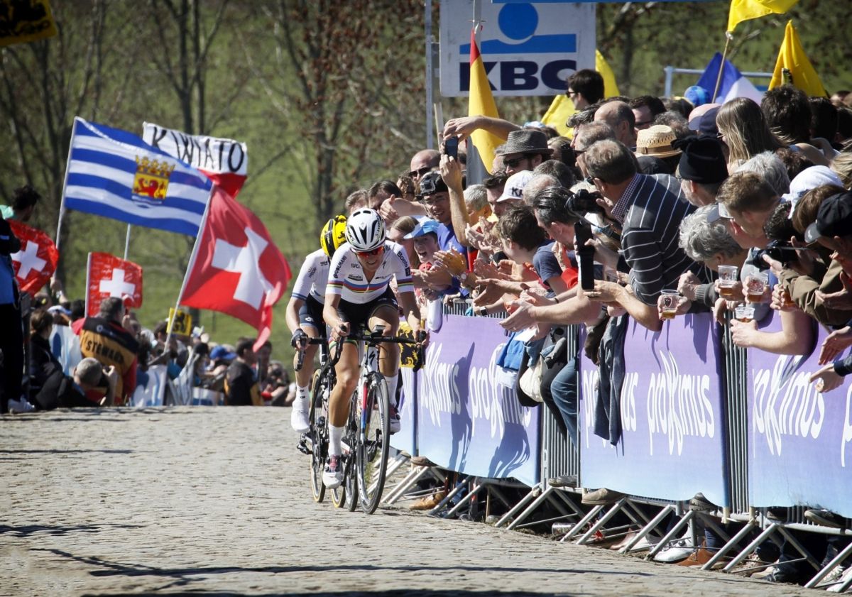 Lizzie Armitstead (Boels Dolmans) racing at the front