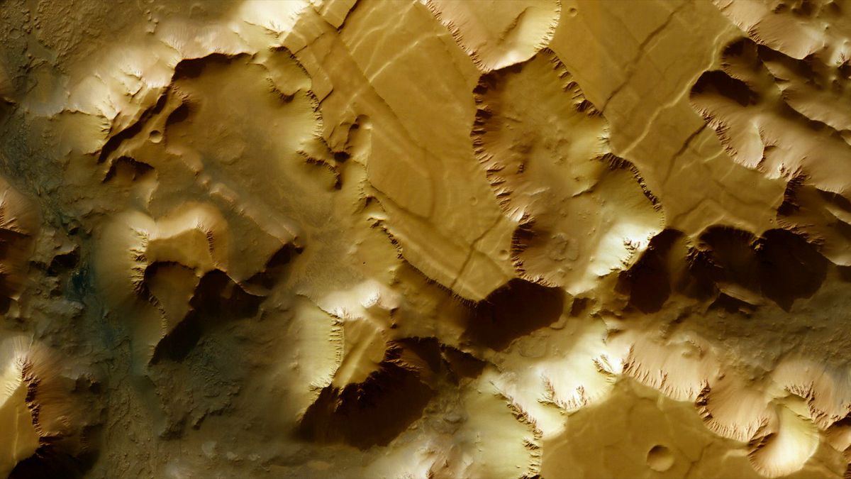 Heyecan verici yeni bir uydu videosuyla, İtalya büyüklüğünde bir Mars kanyonu olan ‘Gecenin Labirenti’nde uçun