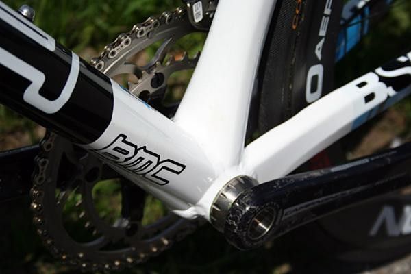The bottom bracket area is well-supported as it joins the three aluminium elements of the frame.