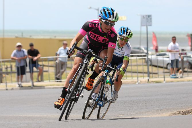 Valentina Scandolara and Gracie Elvin approach the finish