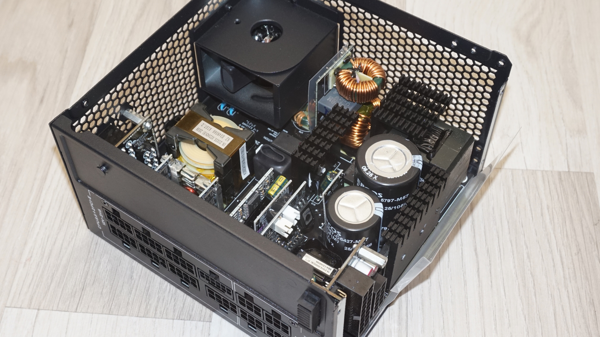 Lian Li RS1200G ATX 3.1