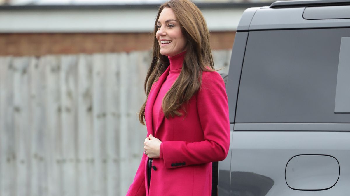 Le manteau rouge cerise et le col roulé assorti de Kate Middleton étaient l'antidote parfait à une journée grise de janvier