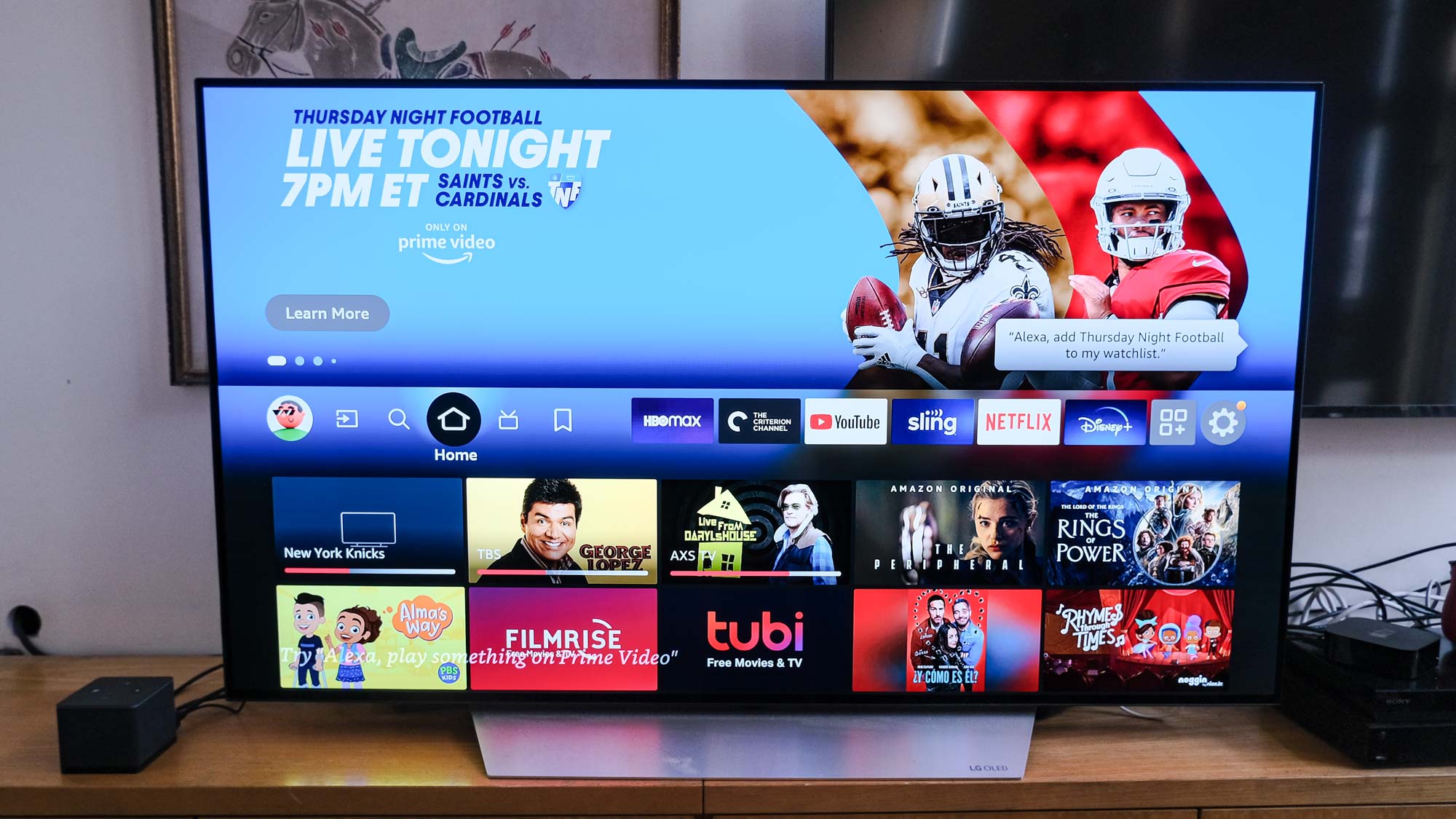 Un anuncio de Thursday Night Football en la pantalla de inicio de Fire TV en un televisor conectado al Fire TV Cube (2022)
