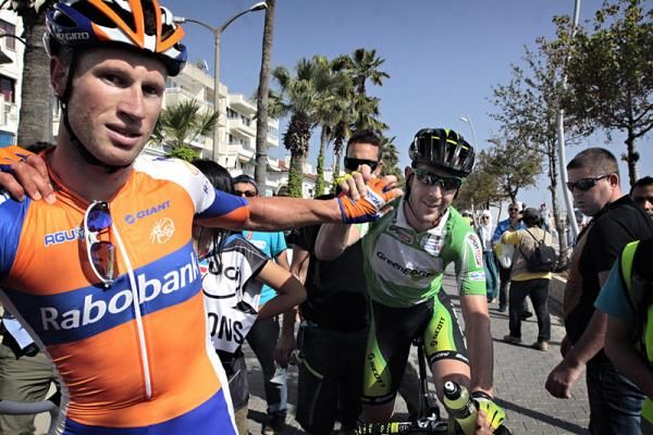 Compatriots Mark Renshaw (Rabobank) and Matt Goss (GreenEdge) await the decision from the officials regarding who prevailed on stage four.