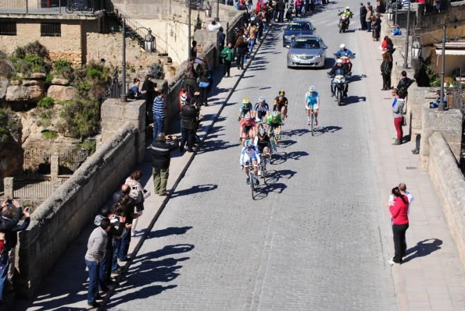 Breakaway crossing the Tajo de Ronda bridge