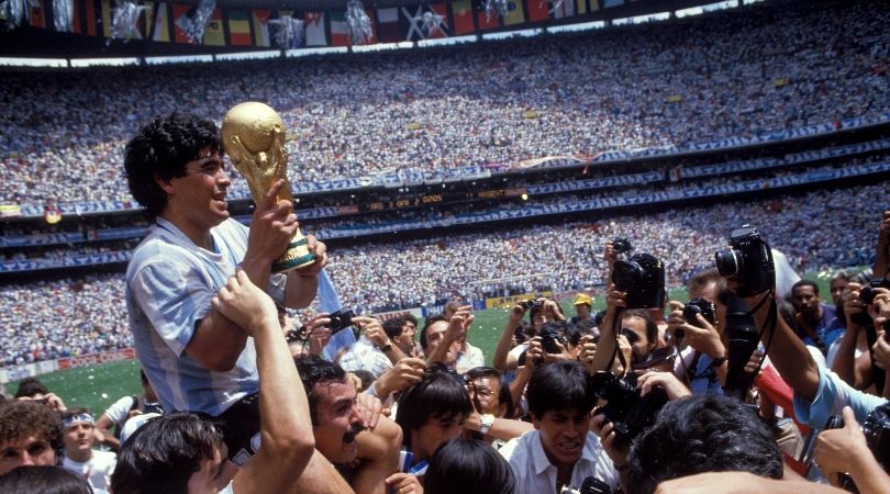 Diego Maradona lifts the World Cup trophy at Mexico&#039;s Estadio Azteca after Argentina&#039;s victory over West Germany in 1986.