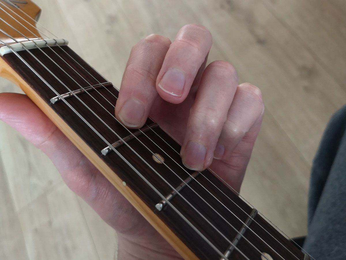 How to play the D chord on guitar