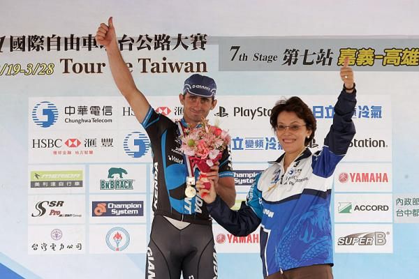 Stage seven winner Rico Rogers (Giant Kenda Cycling Team) on the podium.