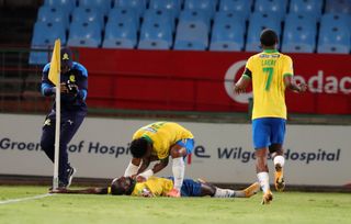 Peter Shalulile celebrates his goal with teammates 