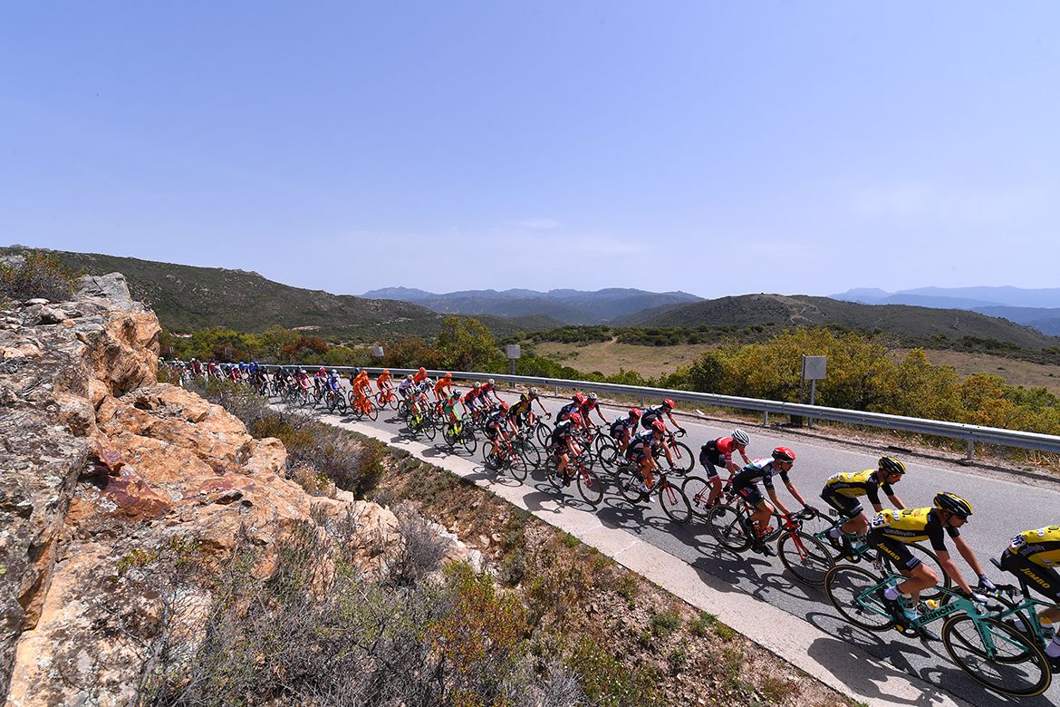 The main peloton on stage 2 of the Giro d'Italia