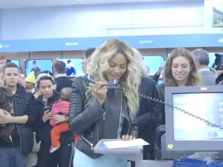 Beyonce surprises Christmas shoppers in Walmart