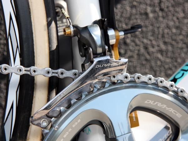 Fabian Cancellara's Shimano Dura-Ace front derailleur gets gold anodized Yumeya titanium bolts.