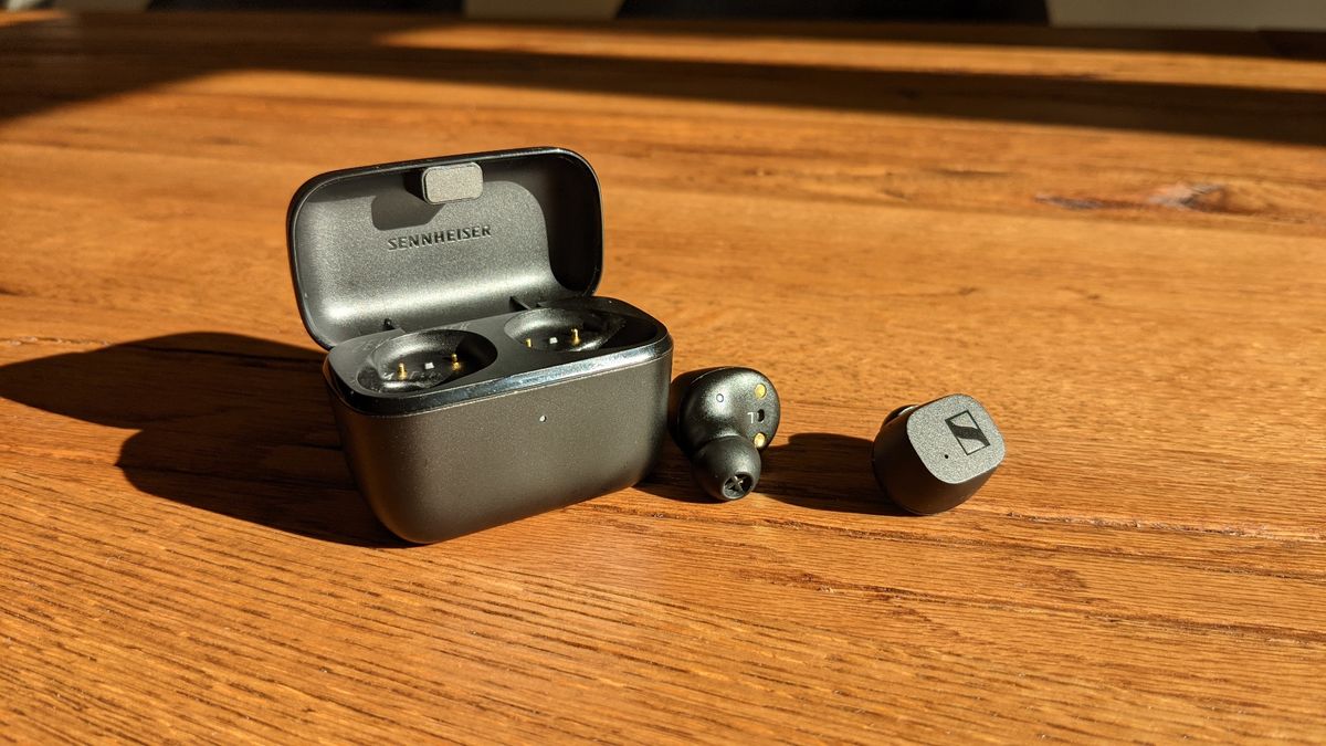 Sennheiser CX True Wireless liegen auf einem Tisch neben ihrem Case