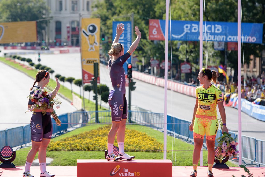 Jolien D'Hoore (Wiggle High5) waves to the crowd
