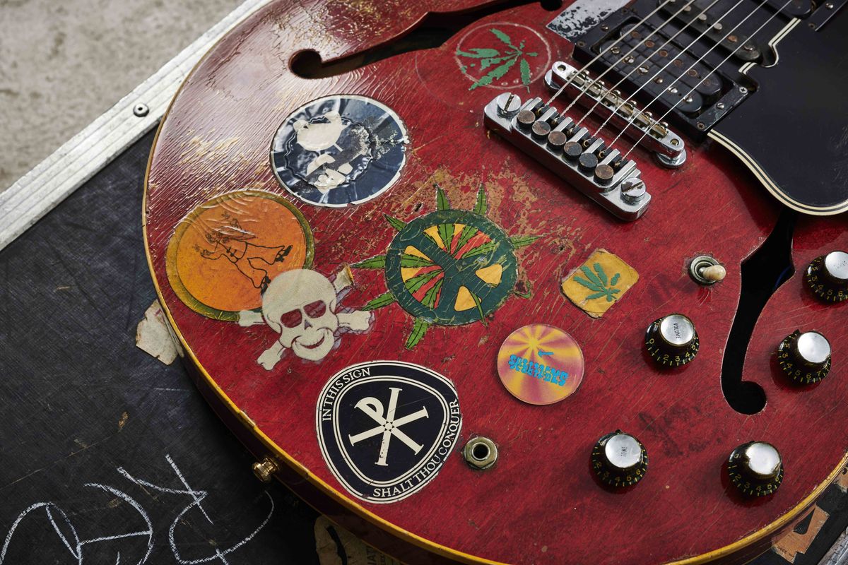 The extra volume control is for the Fender single-coil pickup that Alvin installed between the 335&rsquo;s two PAFs. It enabled him to blend in single-coil sounds to add more top-end to the guitar&rsquo;s sound