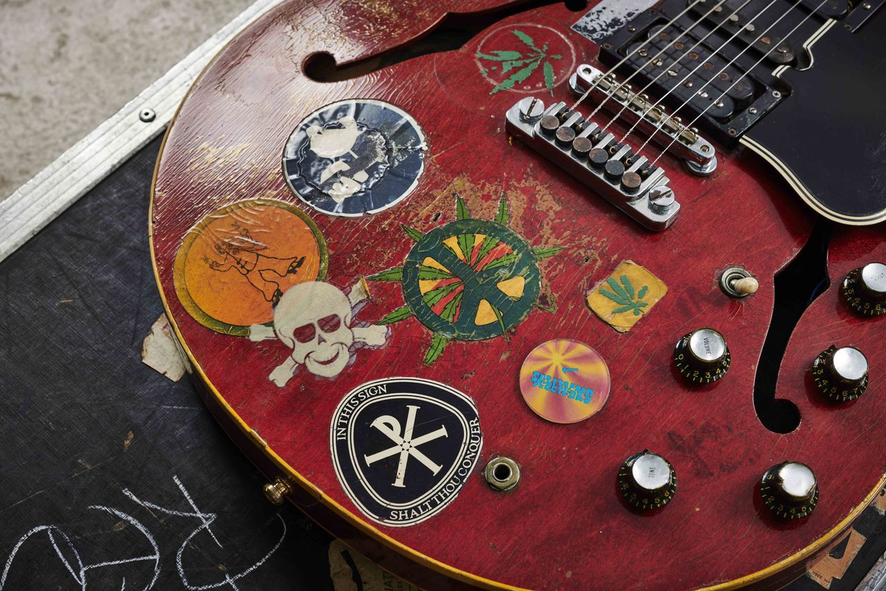 The extra volume control is for the Fender single-coil pickup that Alvin installed between the 335&rsquo;s two PAFs. It enabled him to blend in single-coil sounds to add more top-end to the guitar&rsquo;s sound
