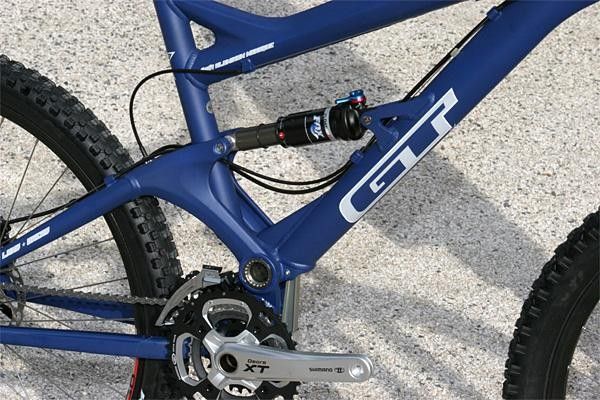 The lighter weight Force swaps the DHX Air rear shock in favor of an RP23 unit.