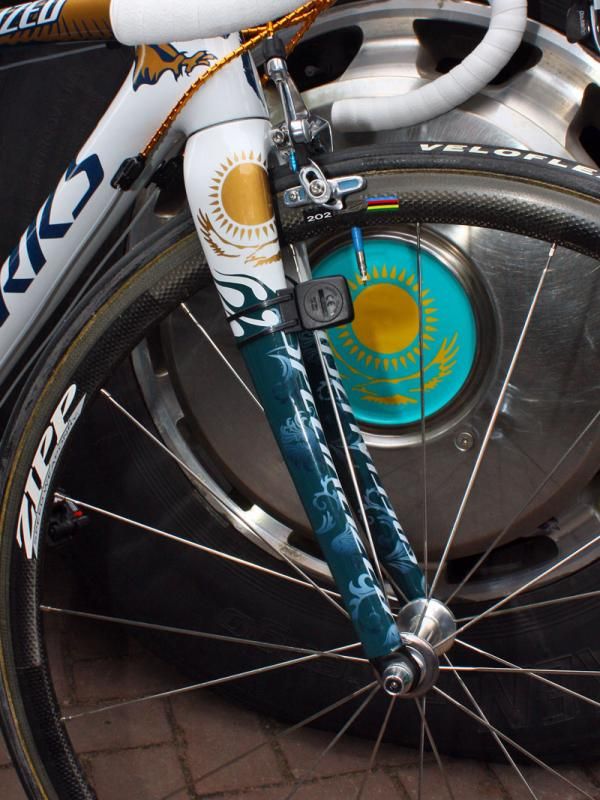 A golden sun and soaring Steppe Eagle fly on the fork crown of Alexandre Vinokourov's (Astana) Specialized S-Works Tarmac SL3.