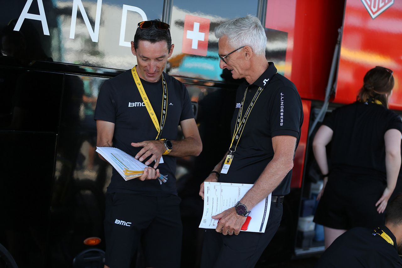 Marco Pinotti and Allan Peiper consult before stage 4