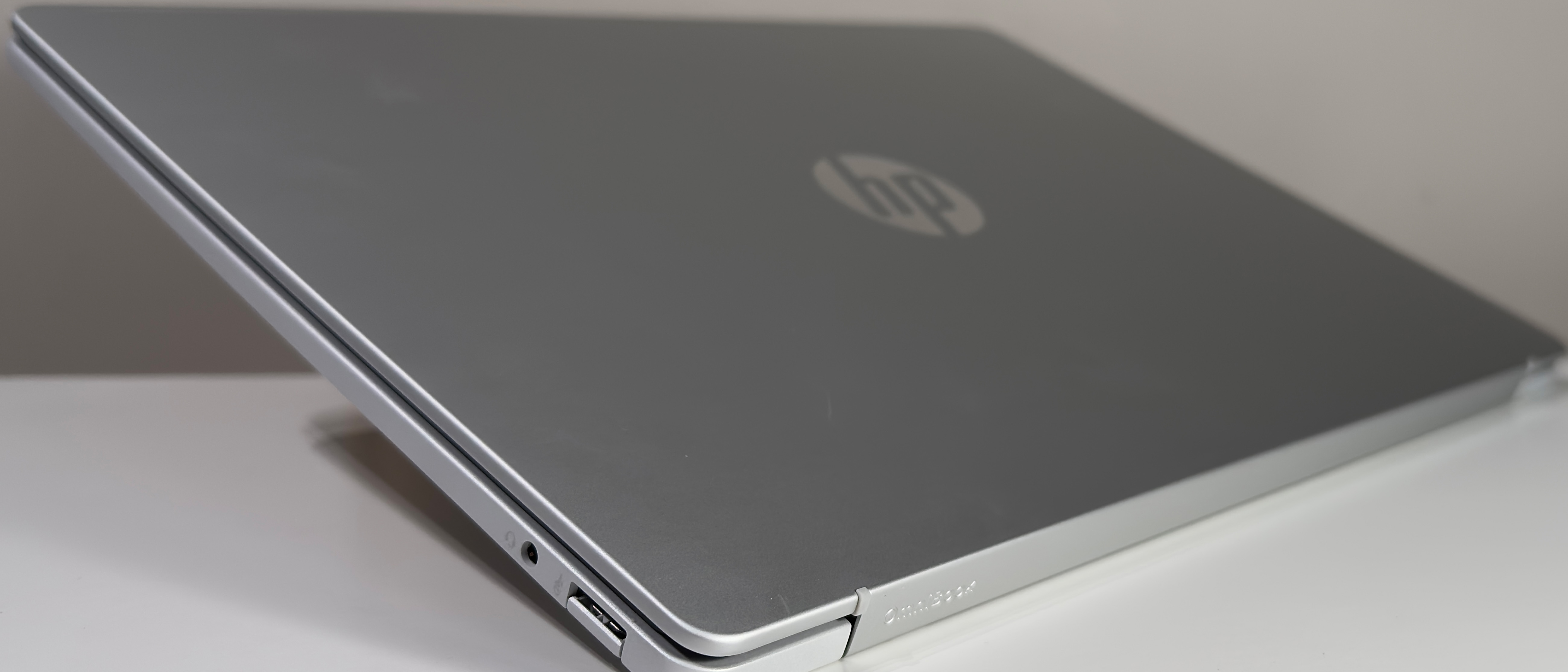 The HP OmniBook 5 14In on a desk