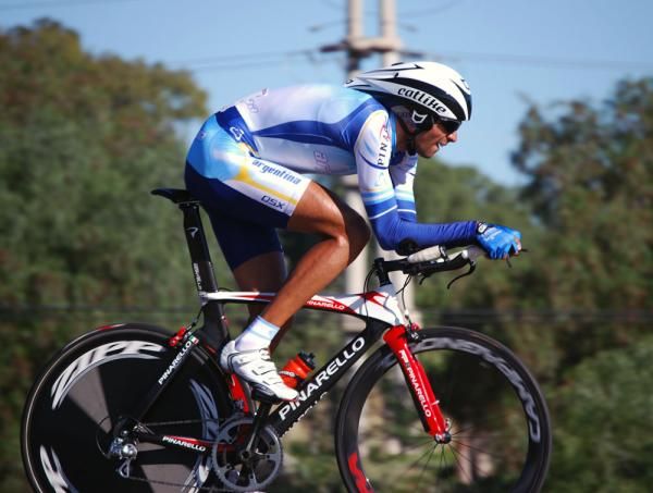 Alfredo Lucero (Argentina) keeps thing ticking over