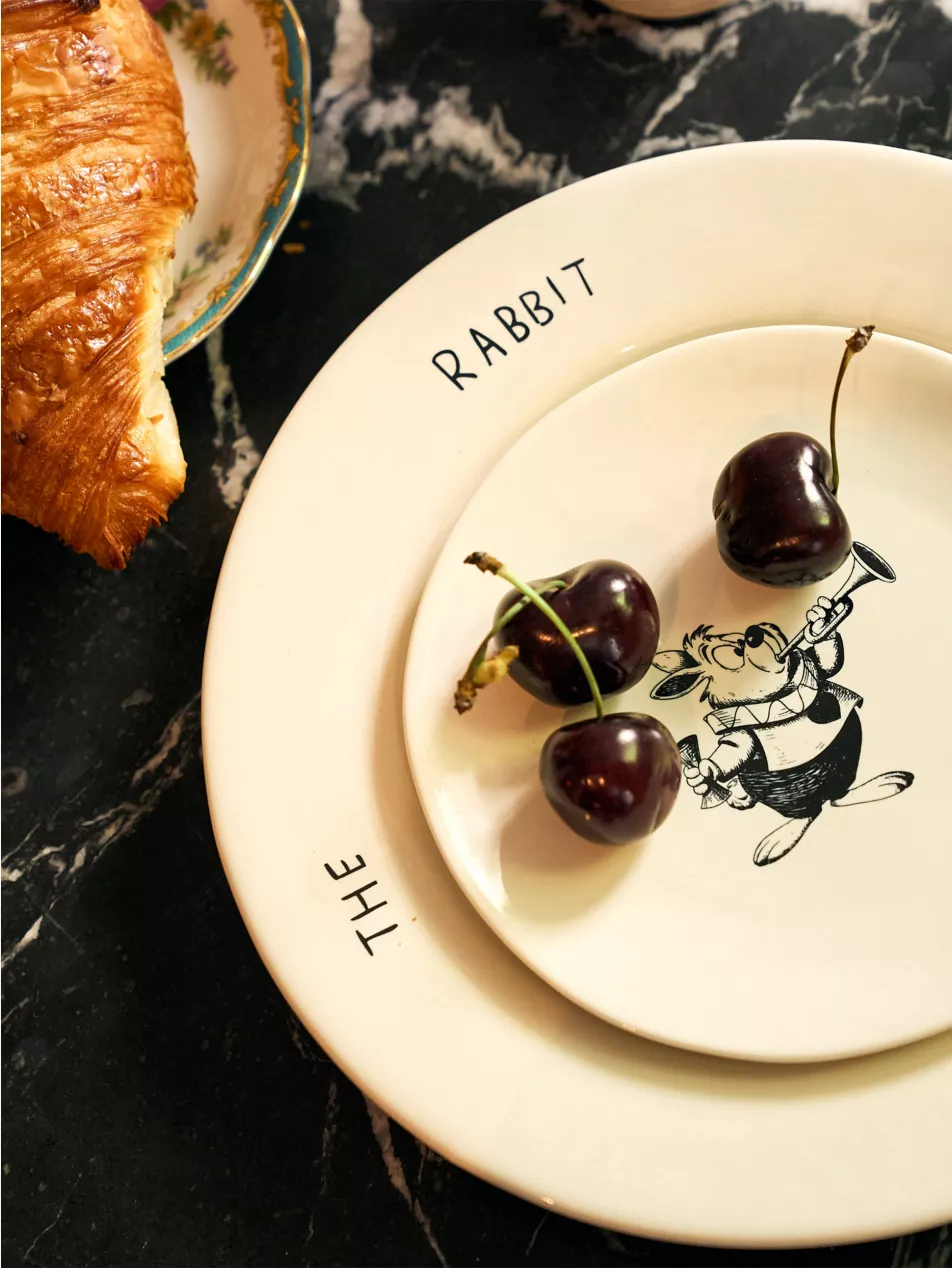 White Rabbit Dlight Stoneware Dessert Plate