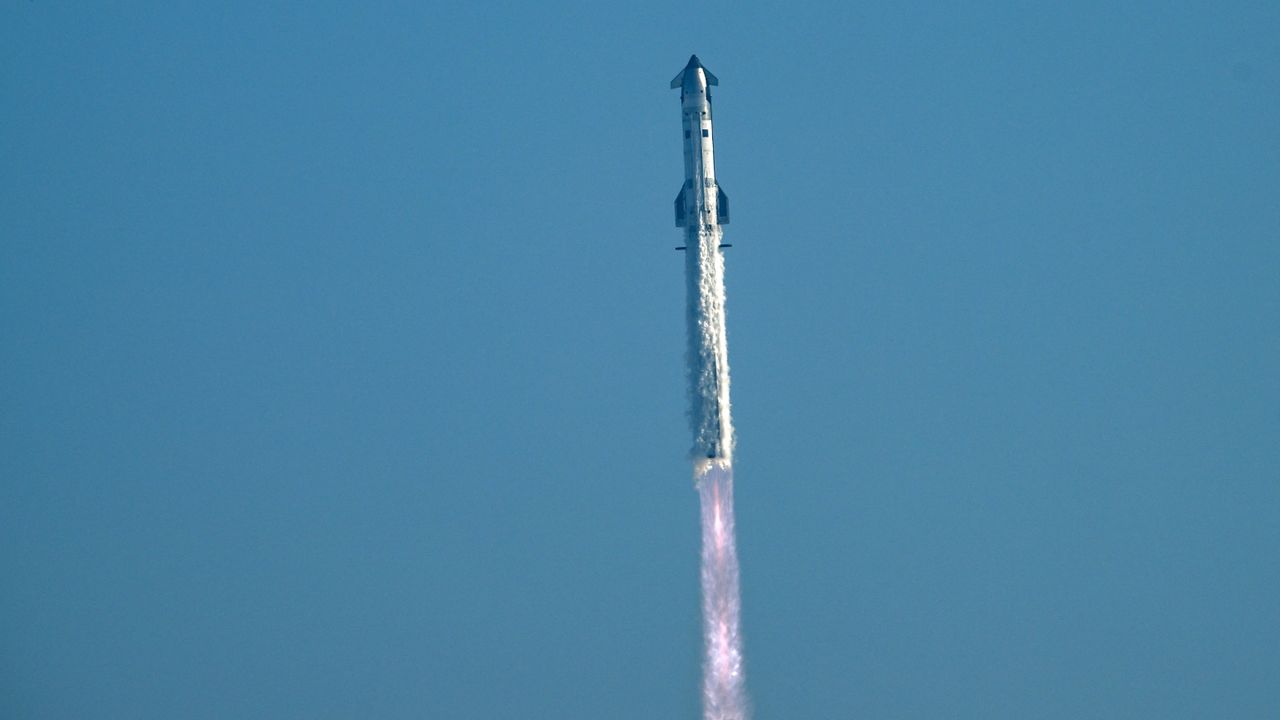 SpaceX just launched Starship V3 — its most powerful megarocket yet — into space for the 1st time in spectacular Flight 12 test (video)