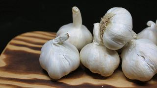 Foods to never store in the fridge: garlic