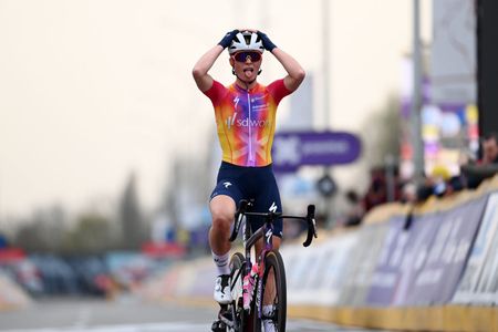 Demi Vollering (SD Worx) wins the 2023 Dwars door Vlaanderen