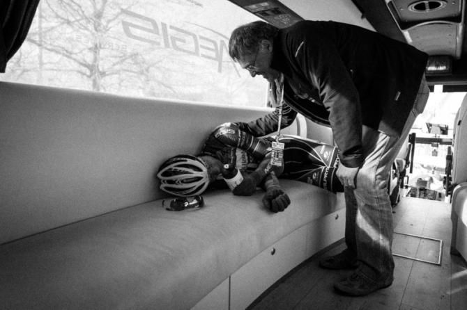Hendrik Redant comforts Kiel Reijnan (UnitedHealthcare) after a day spent in the break.