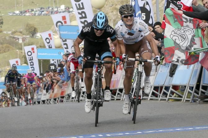 Colombians Sergio Henao (Sky) and Carlos Betancur (AG2R La Mondiale) fight for the victory in the closing meters.