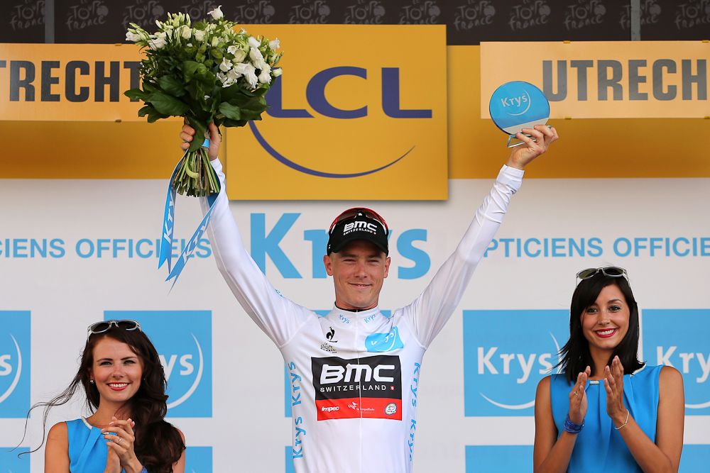 Rohan Dennis in the white jersey of the best young rider.