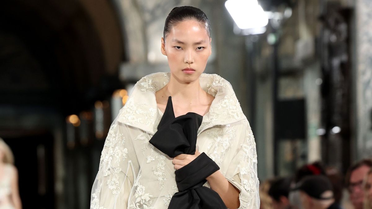 Simone Rocha Has Spoken: London It Girls Will Be Wearing Florals Like *This* and *This* Next Season