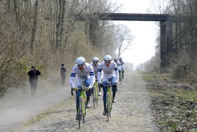 Argos-Shimano riders enter the Arenberg forest sector of cobbles